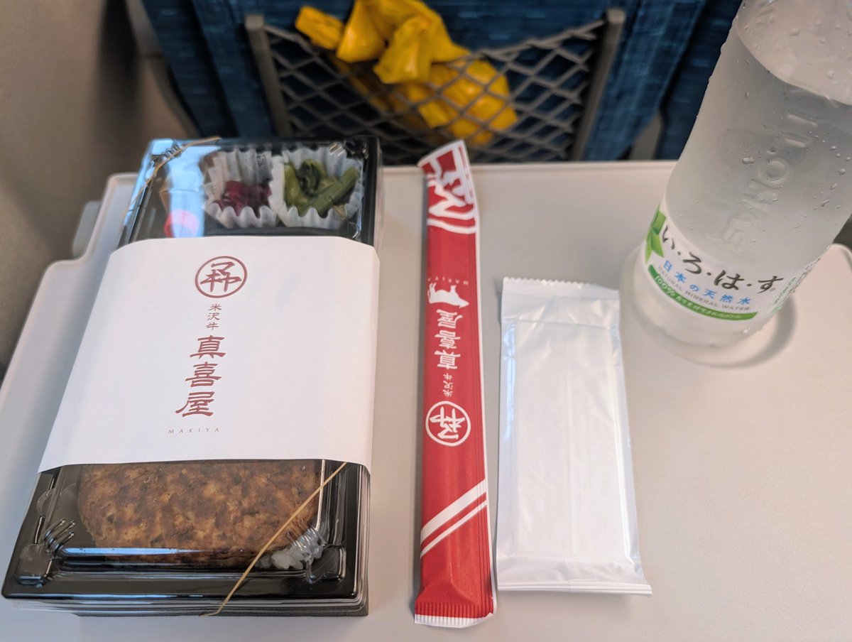 stoneman0048's tweet photo. 新幹線🚄の実家のような安心感は異常。久しぶりな気がするのは、前回の徳島遠征は飛行機だったから、かな。
#STU48 https://t.co/qCssKYbo3w