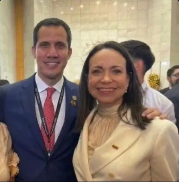 Nelsonosun59198's tweet photo. Si María Corina no dijo ni "pio" cuando su grupito de delincuentes robaban y saqueaban el país, cómo pretende entonces erigirse como presidenta de Venezuela??? No creo que los venezolanos sean tan ingenuos como para apoyar a gentecita tan inmoral, como esta yunta de la foto. https://t.co/UkaJDJOZ11