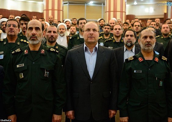 Rayan9717's tweet photo. عصر شغال طرقبه هم ۴ماه بیشتر طول نکشید و تمام شد و ممد این بار هم در بازی کردن یک نقش قلابی شکست خورد،قالیباف همیشه خودش رو چیزی نشون میداد که نبود،نه میانه رو بود نه تکنوکرات و نه نواندیش،مردم ایران قشنگ میشناختنش و در هیچ انتخاباتی بهش اعتماد نکردند،ولی اینبار شغال خودش رو طوری جا زد که بعد خامنه ای مثلا سپاه تو مشتشه و حرف آخر رو اون میزنه و تونست تا حدودی بخش ناوارد تیم ترامپ رو فریب بده ولی خوب خیلی زود این نقش هم لو رفت،حالا یه مشت نوچه رژیم هم که آرزویی جز موندن ج.ا ندارند میگند تندرو ها نمیزارند اینا کار کنند،کصکشا ۴۷ سال این بازی رو کردید و مملکت به ویرانی رسید حالا کار بجایی رسیده که قالیبافِ فاسد شده میانه رو شما!! ، داداش شل کنید ،بد بازنده ای رو برای نقشتون انتخاب کردید، شغال سوخت و تمام شد.
#جاوید_شاه