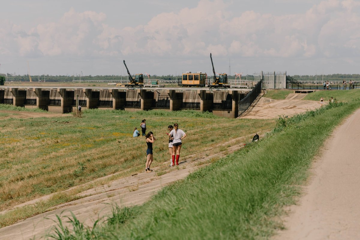 TulaneArch's tweet photo. FRIDAY FROM THE ARCHIVES | BONNET CARRÉ SPILLWAY

Authorized in 1928 and built 1929-1931 in response to the Great Mississippi Flood of 1927, this massive diversion system protects New Orleans. Its 350 concrete bays control water flow into Lake Pontchartrain, first opened in 1937. https://t.co/MqZcBUbdzh