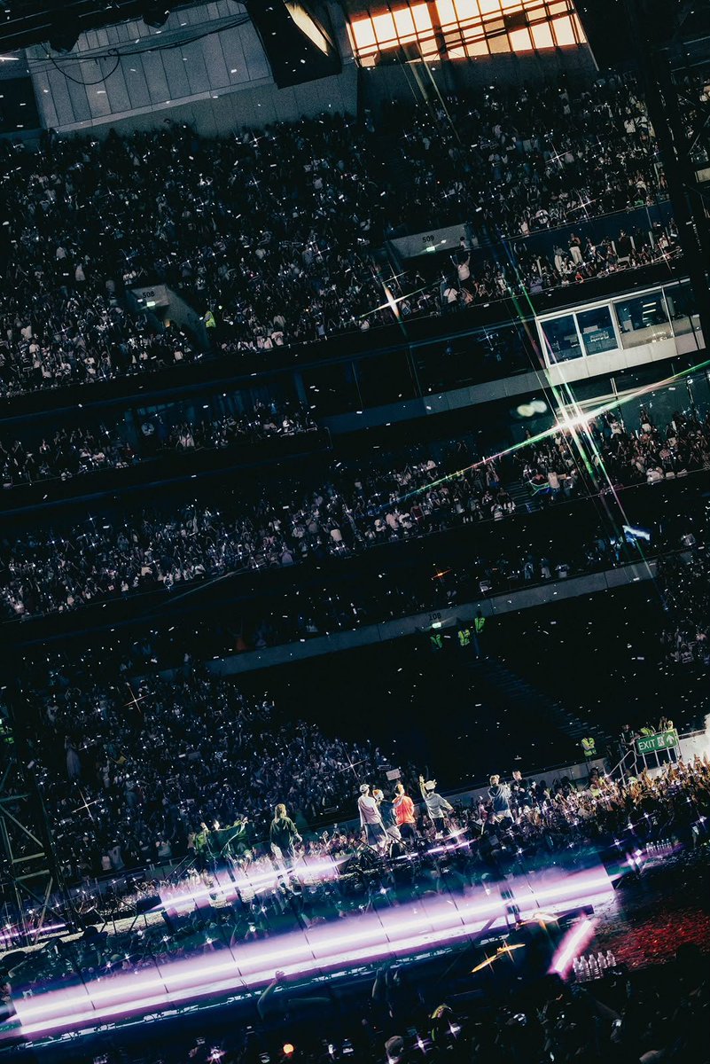 TheePopCore's tweet photo. The Guardian gives BTS' SOLD-OUT London concert at Tottenham Hotspur Stadium a perfect 5/5 score.

— "Pure joy and astonishing versatility at the K-pop titan's first UK show in 7 years." https://t.co/9lY5Dc1tTD