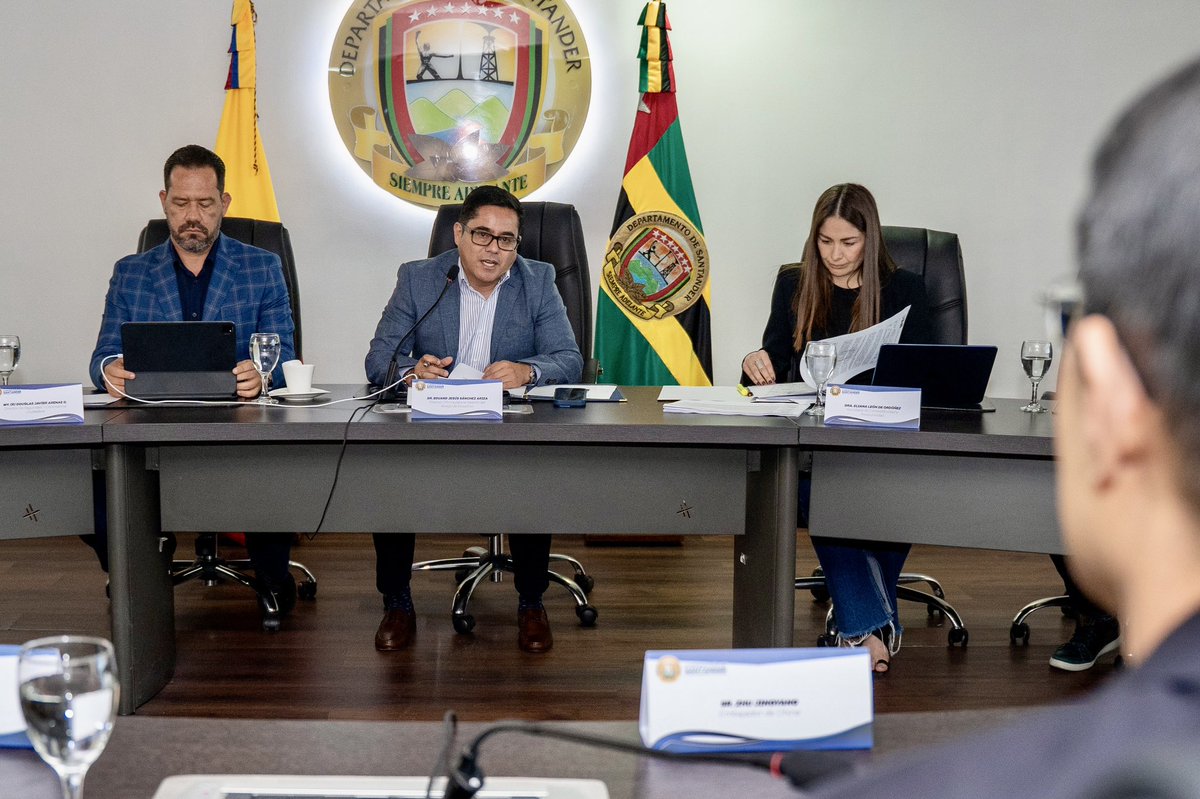 GobdeSantander's tweet photo. Recibimos en Santander al Embajador de la República Popular China en Colombia, @embchinaco, para fortalecer los lazos de cooperación y promover nuevas oportunidades para nuestro departamento.

En Acción Unificada avanzamos en una agenda enfocada en sistemas de alertas tempranas para la gestión del riesgo, puentes modulares, programas de voluntariado y la promoción de Santander como un territorio seguro y confiable para la inversión y la cooperación internacional.

Seguimos construyendo alianzas que impulsan el desarrollo de Santander. 🇨🇴🤝🇨🇳

#EsTiempoDeSantander