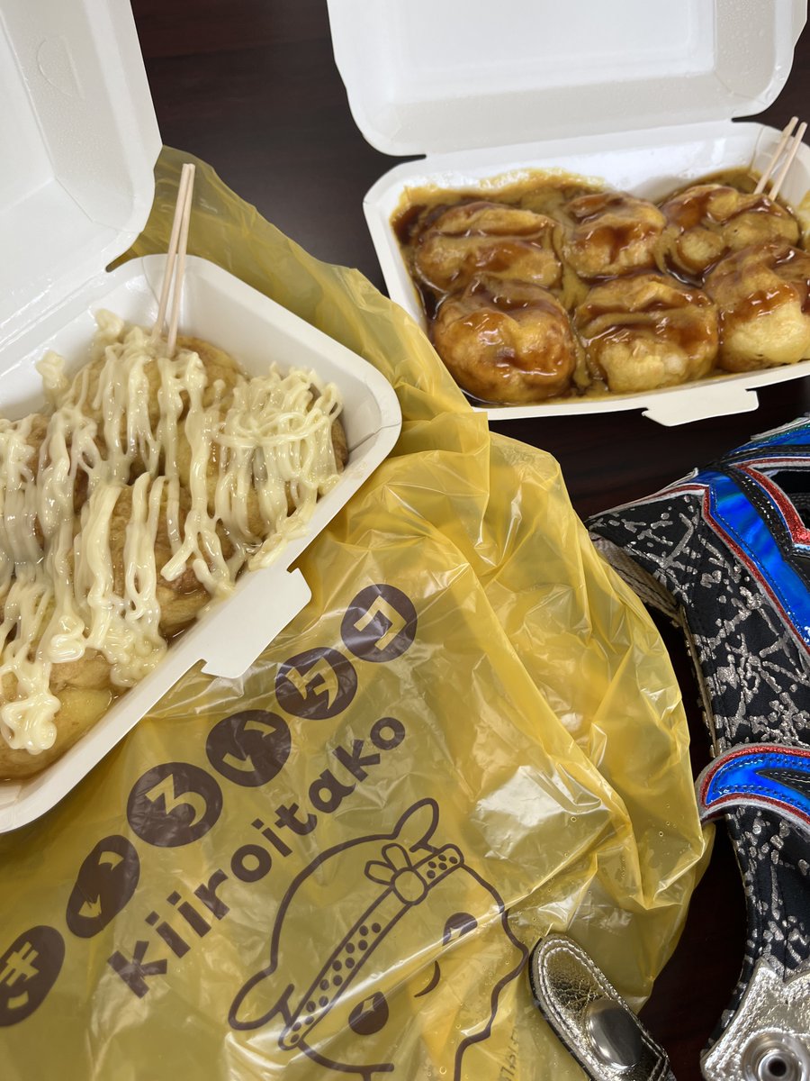 Dragon_Kid_0202's tweet photo. やっと「#きいろいタコ」のたこ焼きを食べることができました！

カレー、ネギマヨ、ゆず、ソース。

知ってる味じゃない！

びっくりするくらい美味しいです！
新崎さん、ご馳走様でした(*´ч`*)
#新崎人生 #タコヤキ https://t.co/Fw91Ho3ZRc