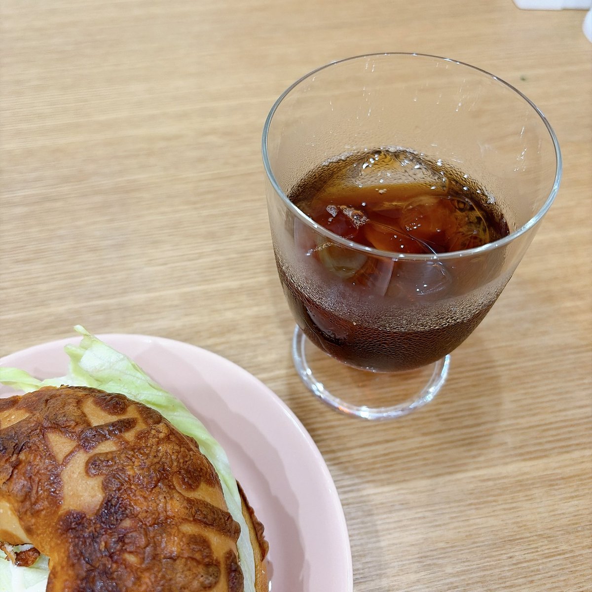 uniqlotea's tweet photo. 朝はホット派なのだけど、もう暑すぎて🥵
コストコのベーグル初めて買ったけど美味しいね🥯💕 https://t.co/3AEh8AjVzr
