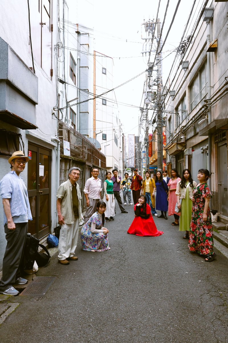 coconuts_blue's tweet photo. 物語の故郷、横浜での集合写真。戦争の爪痕も描く本作、土地に積もる歴史を心に刻み歩きました。あの日感じた風を、劇場で皆様にお届けできますように！

青☆組vol.28
劇団化15周年記念公演 第二弾
『パール食堂のマリア』
作・演出 吉田小夏
2026/7/17-20@吉祥寺シアター
🎟️https://t.co/lbne4FWPUV https://t.co/0Binc6mbIM