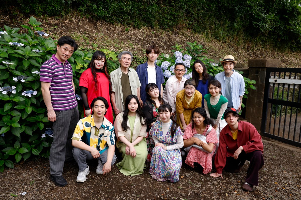 coconuts_blue's tweet photo. 物語の故郷、横浜での集合写真。戦争の爪痕も描く本作、土地に積もる歴史を心に刻み歩きました。あの日感じた風を、劇場で皆様にお届けできますように！

青☆組vol.28
劇団化15周年記念公演 第二弾
『パール食堂のマリア』
作・演出 吉田小夏
2026/7/17-20@吉祥寺シアター
🎟️https://t.co/lbne4FWPUV https://t.co/0Binc6mbIM