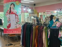 Hit_coop2's tweet photo. 🥰丸昌　マイム　2社合同袴の展示会　本日🥰

一橋を卒業予定の皆さま🍉　本日袴の展示会です
まだまだ実感湧かないかもですが
早目が絶対お得ですよ‼️
沢山の品ぞろえでお待ちしております
予約はいりません　お待ちしていまーす🥰　

💛時間　10：30～15時入場まで
💛場所　西食堂 https://t.co/xfHDWBT4UQ