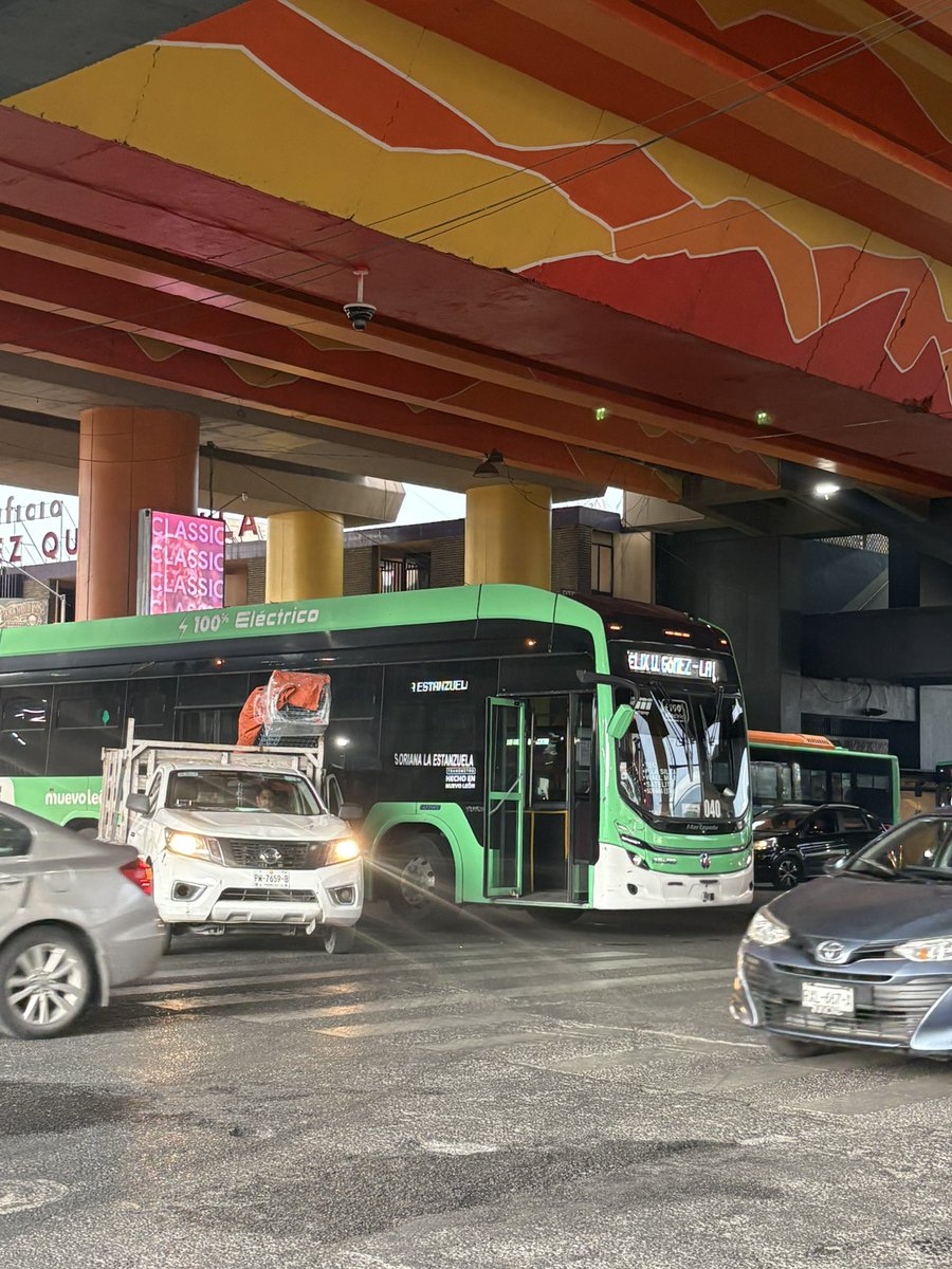 AnthonyOvalle's tweet photo. Accidente en cruce de Félix U Gómez con Madero #monterrey @mtygob https://t.co/5b8WkOUNfB