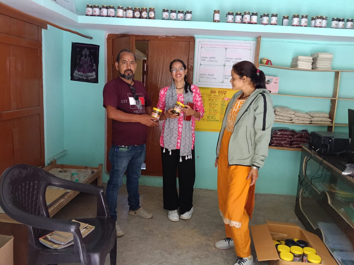 ramgargblock's tweet photo. 10.7.26 ko pragati CLF dwara 4800 ki samagri  SHS se kray ewam vikray kiya gya . https://t.co/eMejYj2VGO