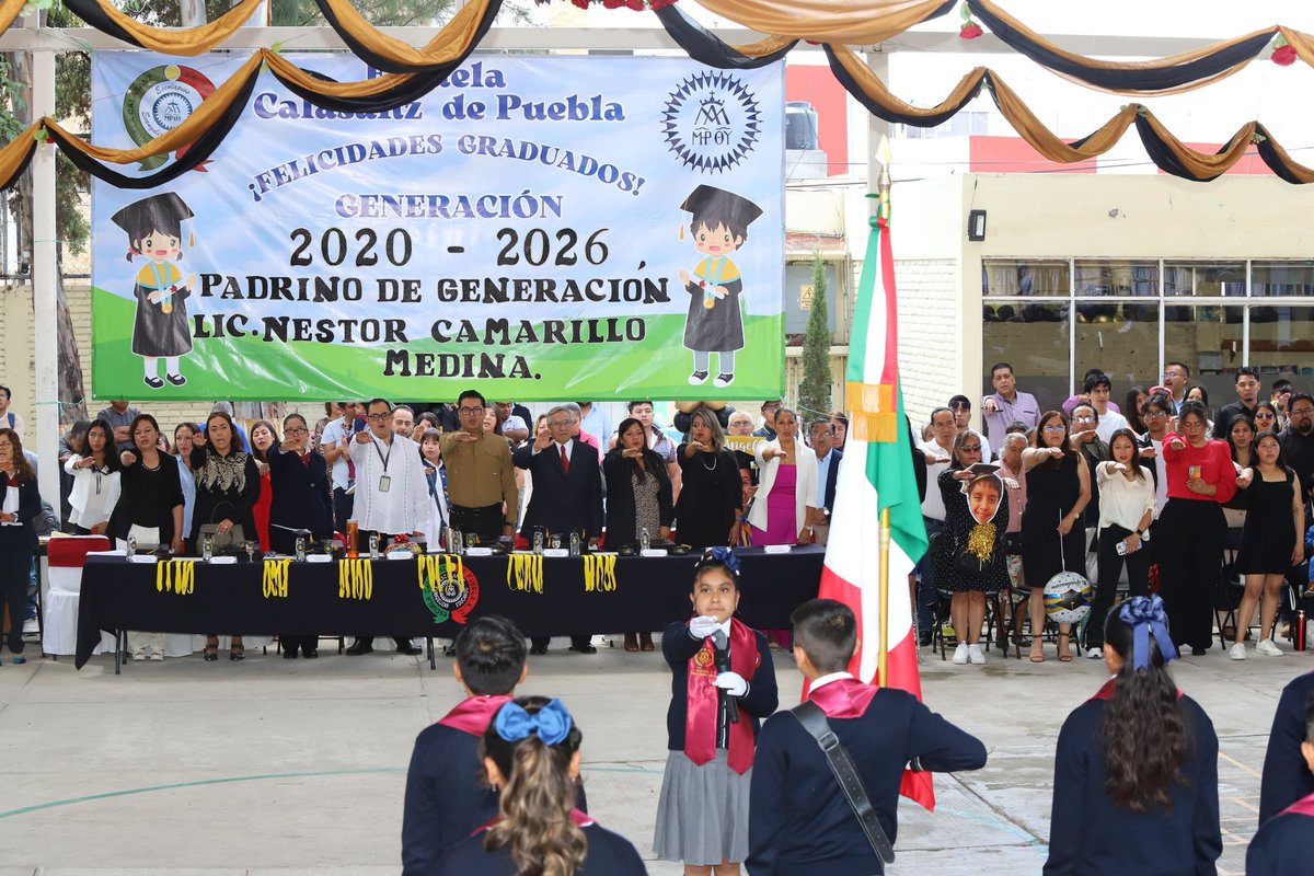 NestorCamarillo's tweet photo. Un gran honor y felicidad ser #padrino de #generación de mi Escuela #Calasanz de #Puebla. 🧡 Aquí crecí, así como ellos dejé el Preescolar y la Primaria; aprendí y fui muy feliz… 
Hoy ver a estas niñas, niños y jóvenes terminar esta etapa, me llena de #orgullo, de #esperanza. https://t.co/tq2aTzJZ7j