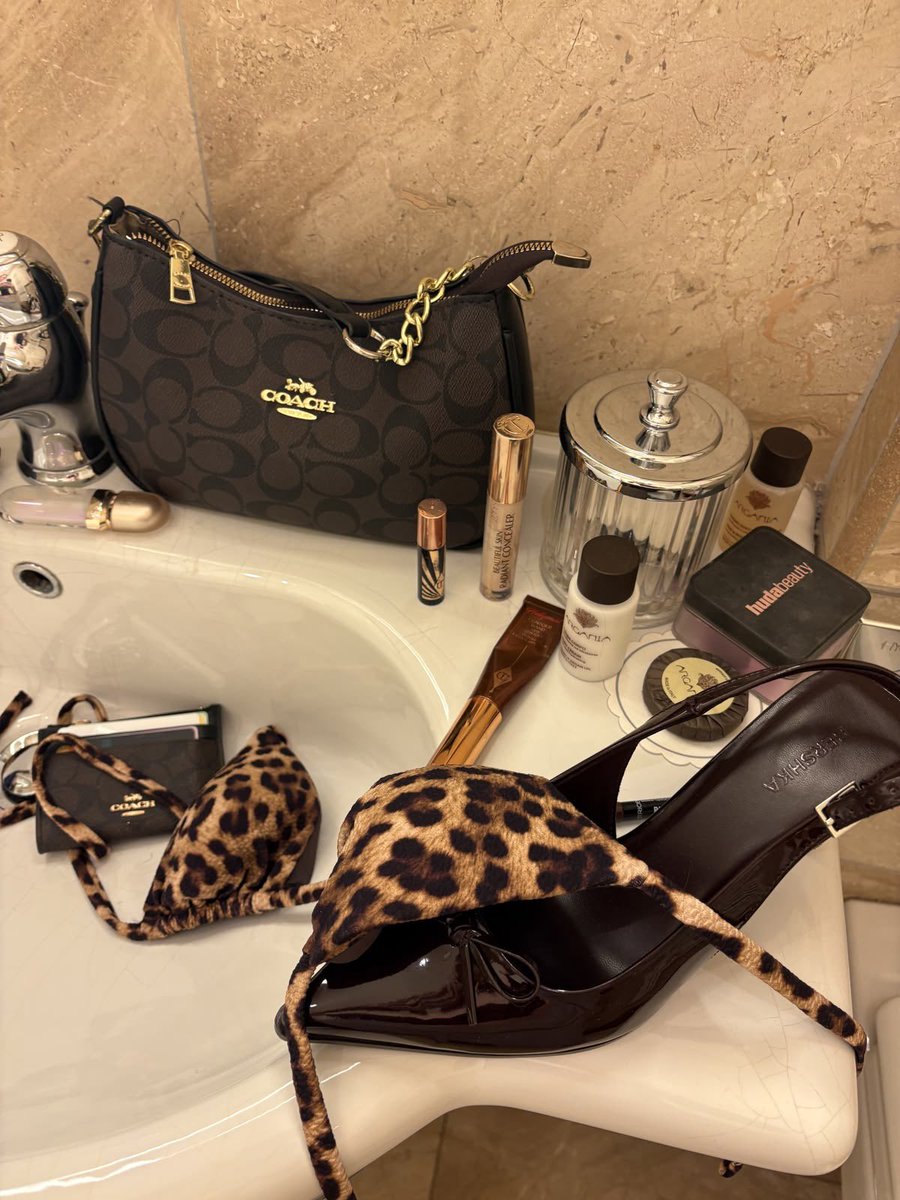 ceelasylviaa's tweet photo. friday night’s out https://t.co/vBrd52SKOJ