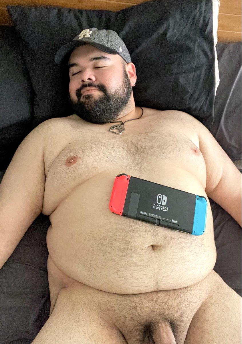 HunnyDBear's tweet photo. Napping and gaming 🧸 https://t.co/PE6nzcJYKQ