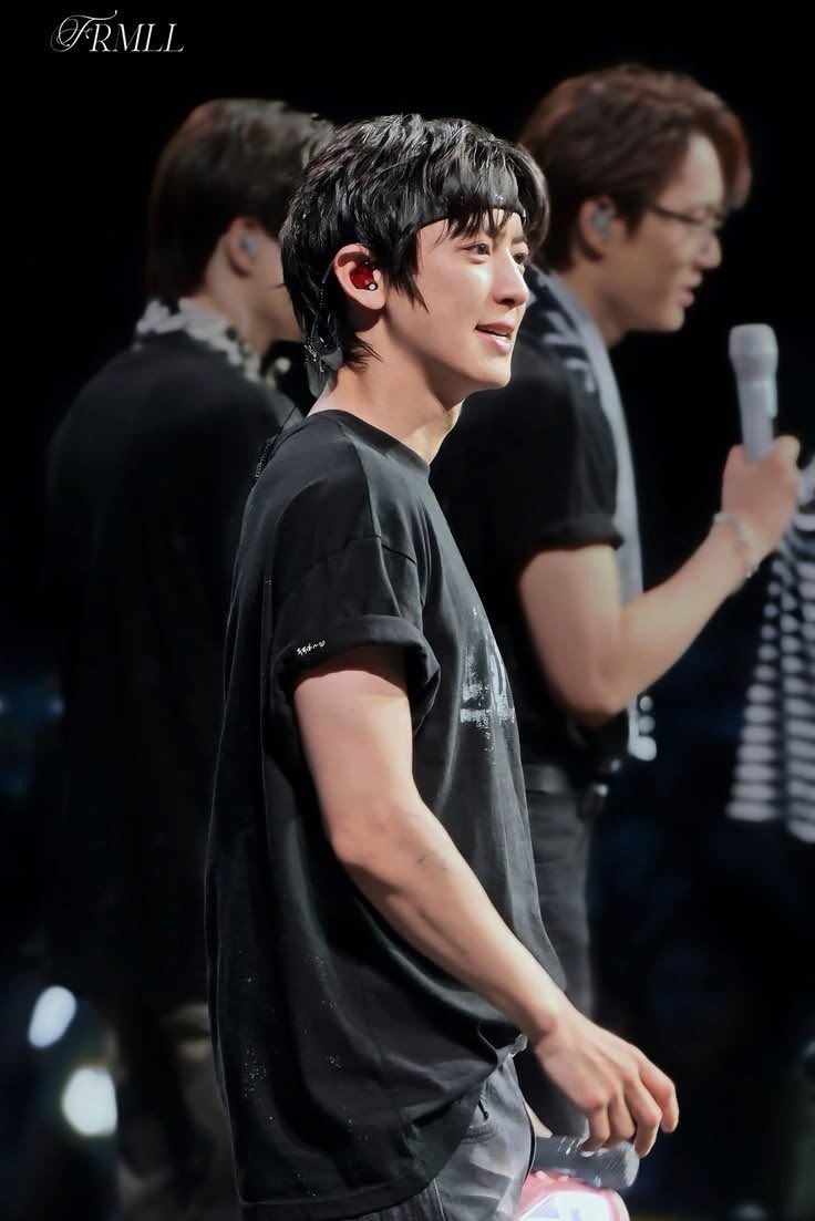 Chanyeolist1127's tweet photo. HE IS DANGEROUSLY HANDSOME https://t.co/yNoMqRBKyR