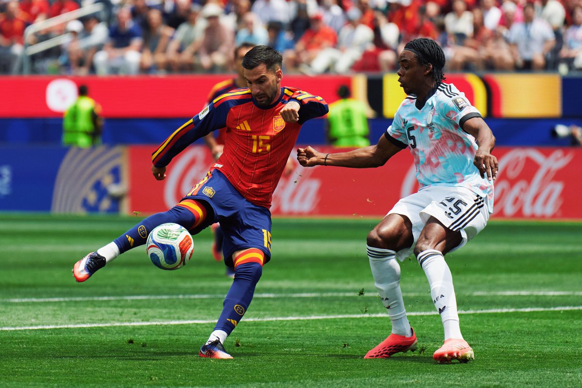 SEFutbol's tweet photo. ⚔️ ¡¡𝗦𝗘𝗚𝗨𝗜𝗠𝗢𝗦 𝗣𝗘𝗟𝗘𝗔𝗡𝗗𝗢, 𝗘𝗤𝗨𝗜𝗣𝗢!!

Añaden 5 minutos más de primer acto.

🇪🇸 🆚 🇧🇪 | 1-1 | 45’

#VamosEspaña | #CopaMundialFIFA https://t.co/rHwS36BxjD