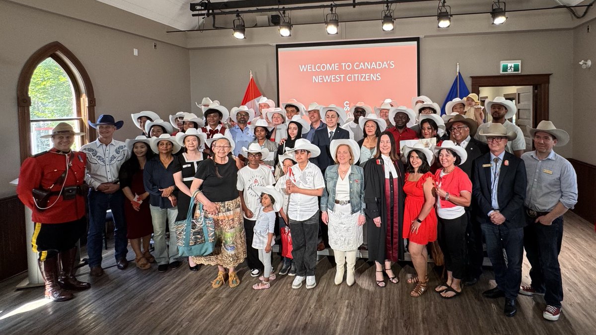 CitImmCanFR's tweet photo. Aujourd’hui, la ministre Lena Metlege Diab a accueilli 40 nouveaux citoyens lors d’une cérémonie de citoyenneté spéciale à l���occasion du Stampede de Calgary. À tous nos nouveaux citoyens, profitez pleinement du patrimoine et de l'hospitalité de l'Ouest ! Vous faites maintenant partie de l'histoire du Canada.

#MaCitoyenneté 
@CalgaryStampede