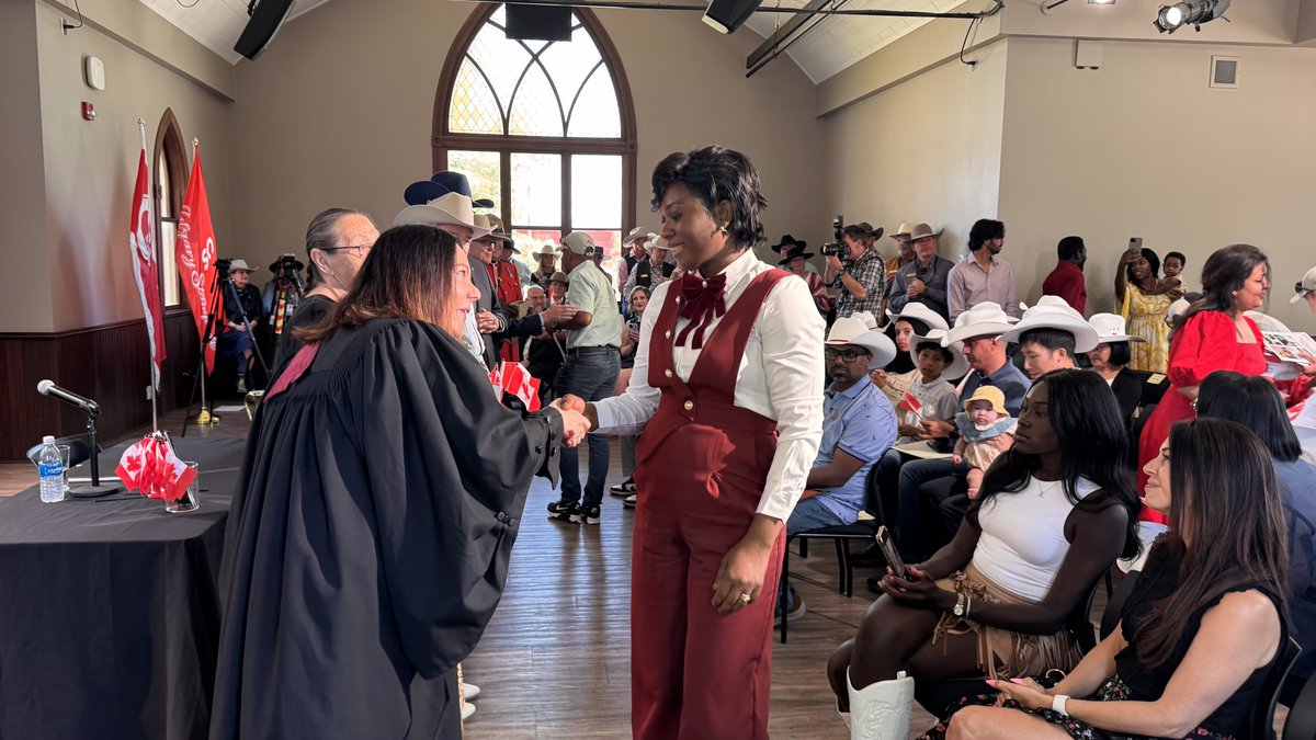 CitImmCanFR's tweet photo. Aujourd’hui, la ministre Lena Metlege Diab a accueilli 40 nouveaux citoyens lors d’une cérémonie de citoyenneté spéciale à l���occasion du Stampede de Calgary. À tous nos nouveaux citoyens, profitez pleinement du patrimoine et de l'hospitalité de l'Ouest ! Vous faites maintenant partie de l'histoire du Canada.

#MaCitoyenneté 
@CalgaryStampede