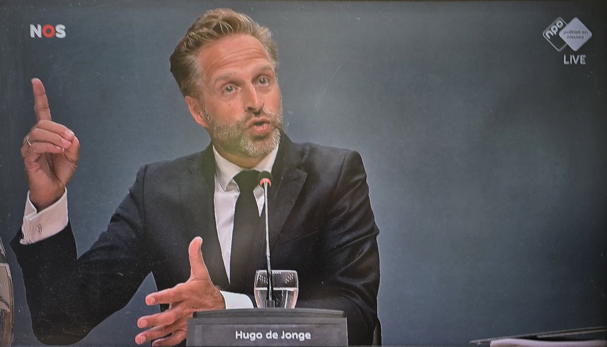 KritischePatri's tweet photo. Iedereen die alweer helemaal klaar is met Hugo de Jonge na de #coronaenquête doe een ❤️ https://t.co/FbfDP6DuZD