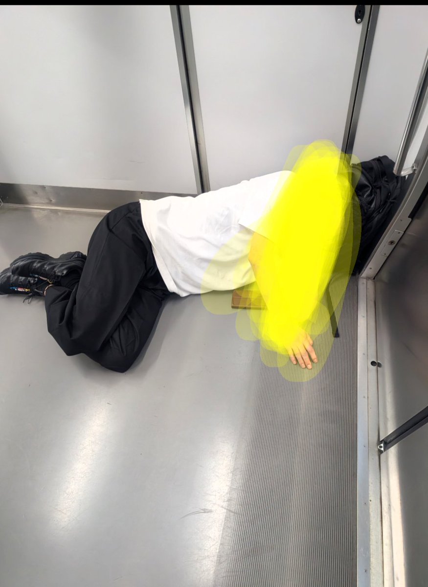 eiw28's tweet photo. 電車内で寝そべっている人がいました。
酔いつぶれているのかと思いましたが、リビングでくつろいでいるような感じでリラックスされていました。
日本もいよいよですね。

#jr https://t.co/maWfkzY1gy