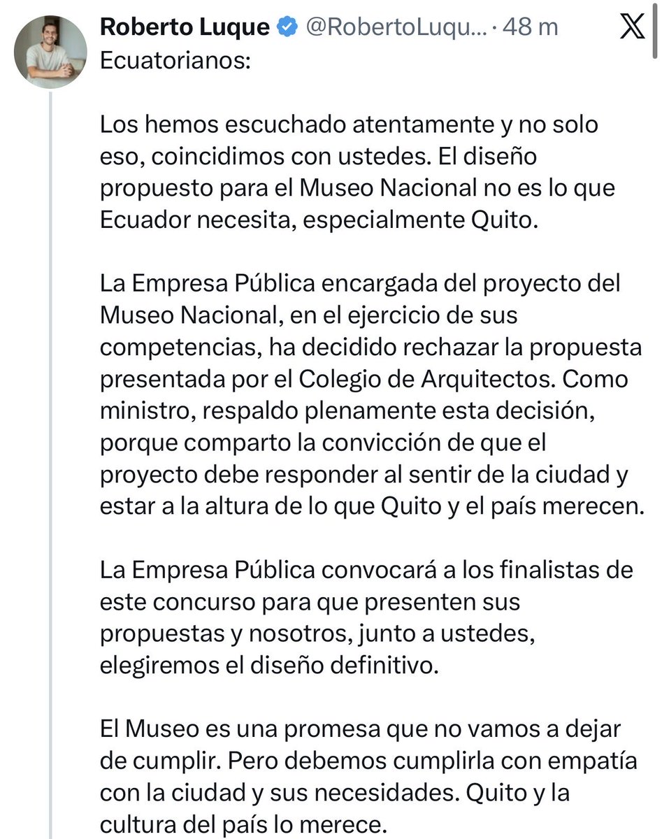 VCRNoticias's tweet photo. Oiga @RobertoLuque... Usted ahora dice que el diseño "no es lo que Ecuador necesita", pero ¿no era usted parte del jurado que eligió esa "caja fea" de 100 millones? 
No se haga el desentendido. Rechazar su propia decisión no es "escuchar al pueblo", es admitir un fracaso que nos va a costar más tiempo y dinero a todos.