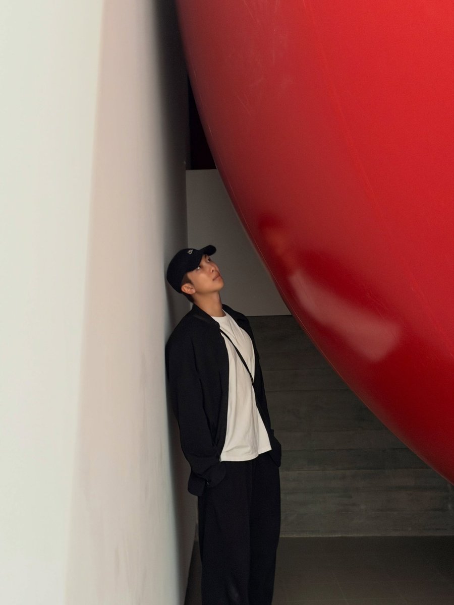 knjpagee's tweet photo. OH THIS  IS JUST LIKE THAT ONE BOYFRIEND PIC OF HIM😭😭😭 https://t.co/bdQbUps38E