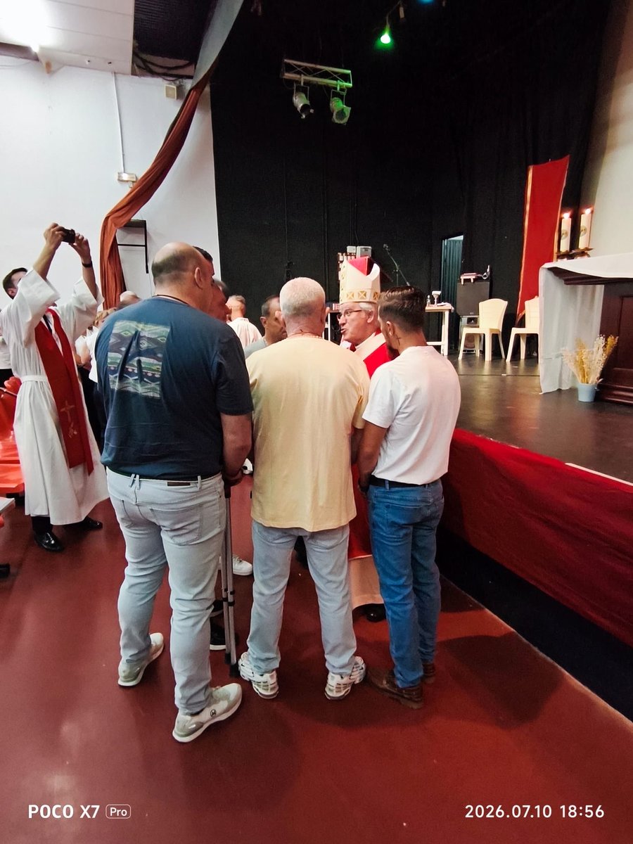 ArzobispoSaiz's tweet photo. En el Centro Penitenciario Sevilla I esta tarde hemos tenido una celebración muy especial en la que seis internos han recibido el Sacramento de la Confirmación, y dos de ellos han hecho su Primera Comunión. Mi Enhorabuena y agradecimiento a la Pastoral Penitenciaria y al equipo de voluntarios