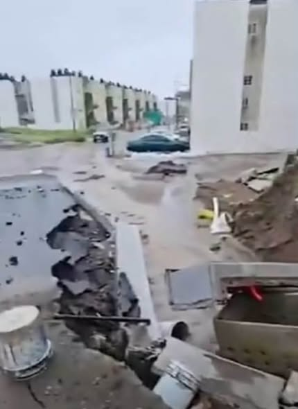 macenrom's tweet photo. ¡SOLO DURARON 5 MESES! Lluvias provocan graves daños en "Viviendas para el Bienestar" en Veracruz https://t.co/bKN3qhxle8