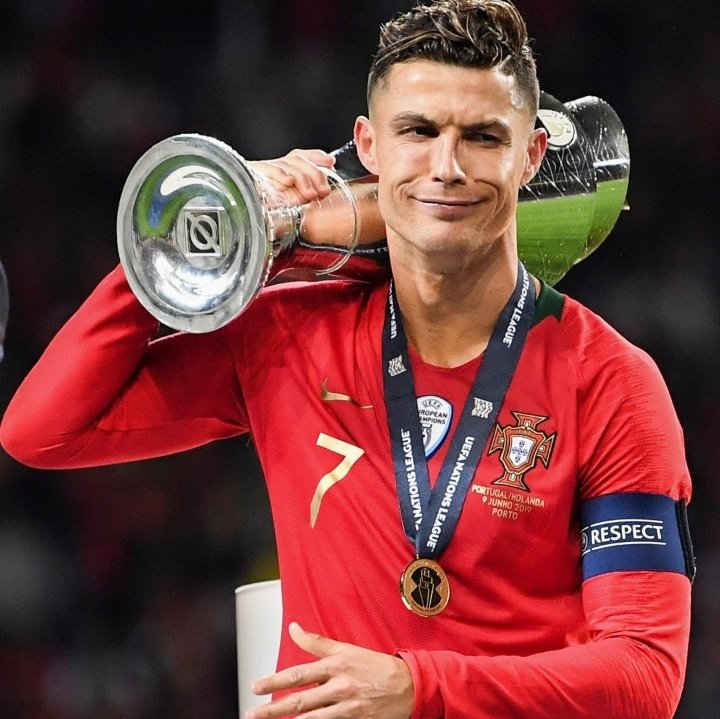 hlogi777's tweet photo. @Cristiano @selecaoportugal At this moment, he thought the goat debate was over 😂🤡 https://t.co/ijP1y1bCcC