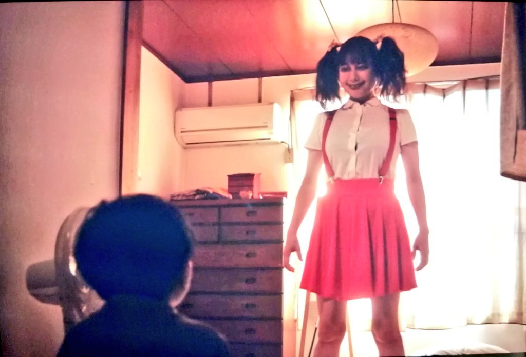 school_of_hmv's tweet photo. 『ストレンジ 伊藤潤二の夜も眠れぬ奇妙な話』の２話『いじめっ娘』
先週の『四つ辻の美少年』に続いて完璧な再現度…！真木よう子があまりにハマり役で多感な時期に観ていたらきっと変な性癖に目覚めていたであろう。 https://t.co/a3eWDxPZ0C