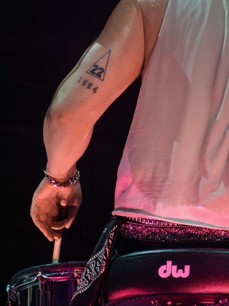 The5SOSYears's tweet photo. ★ It’s the small details ★
📸: @mary_e_perez
#EASSacramento #SacramentoIsAStar #EASTour #EveryonesAStarTour https://t.co/9y1cEG3CAG