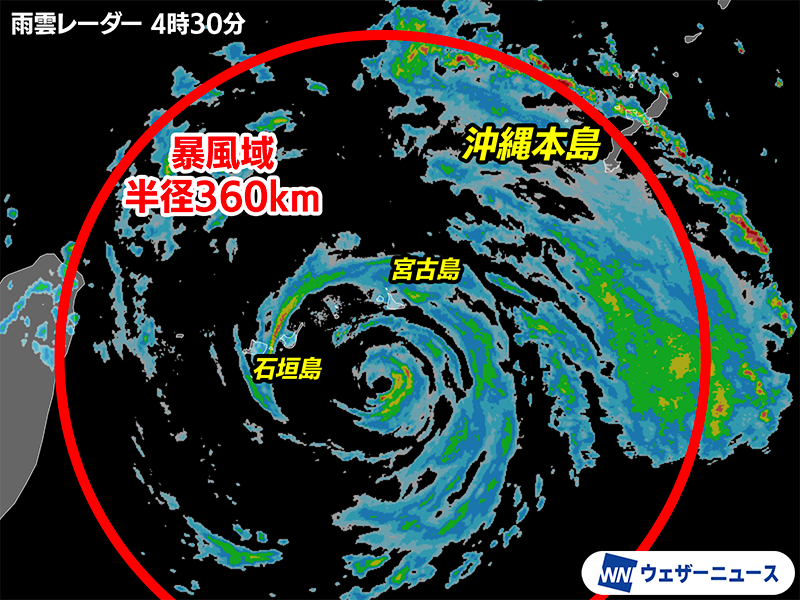 wni_jp's tweet photo. 【沖縄本島も荒天】
大型で強い台風9号(バービー)が沖縄の先島諸島に接近中です。
台風の中心から300km以上離れた沖縄本島も暴風域に入っていて、強雨や35m/sを超える暴風に見舞われています。暴風域は半径360kmと広大で、これは東京〜広島が入るほどの大きさです。停電注意
https://t.co/i5WLSHdeOj https://t.co/kIaiW0jLHj