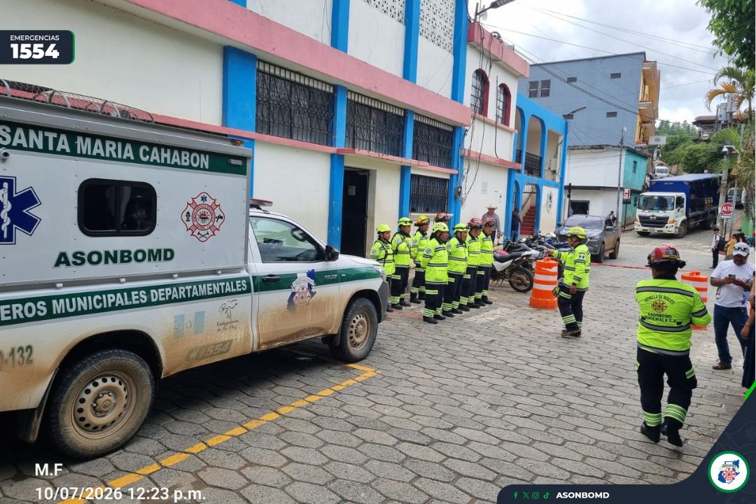 ASONBOMDGT's tweet photo. 📌 #EmergenciasCBMD | Patrulla Especial de Rescate se moviliza hacia Santa María Cahabón. 👩🏻‍🚒👨🏻‍🚒

A tempranas horas de este día, elementos de la Patrulla Especial de Rescate de la Asociación Nacional de Bomberos Municipales Departamentales (ASONBOMD) de la región de Alta Verapaz se movilizaron hacia la aldea Chimoxan el municipio de Santa María Cahabón, Alta Verapaz, para continuar con las labores de búsqueda y rescate de tres personas reportadas como desaparecidas el día de ayer.

Las víctimas fueron arrastradas por la corriente del río Chimoxan durante el día de ayer debido a las fuertes lluvias, por lo que los rescatistas desarrollarán las operaciones correspondientes en el área.

Ante cualquier tipo de emergencia puede comunicarse al 1554 a nivel nacional.

#ASONBOMD #Emergencias1554
