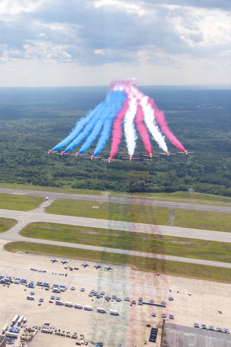 rafredarrows's tweet photo. Hello Maine! We’re ready to bring the 🔴⚪️🔵 to the Great State of Maine Airshow.

The event, hosted at Brunswick, is the latest stop for Operation Eagle Hawk and the Red Arrows’ celebration of America 250.

We can’t wait to join our friends the US Navy Blue Angels in the skies above Maine and are excited to meet so many aviation fan at this weekend’s show. 

#RedArrows | #RAF | #Brunswick | #Maine | #Airshow