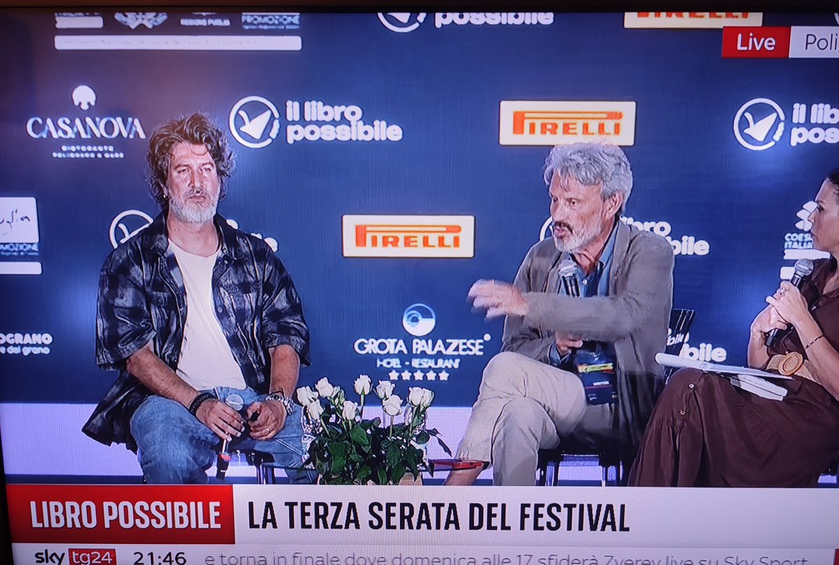 mar_eth1's tweet photo. Embè ... con il caldo ,si scoperchiano i tombini 
@rai2 Vs @SkyTG24 https://t.co/jwJlIY96BJ