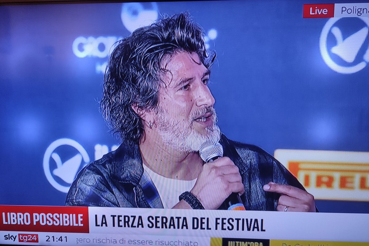 mar_eth1's tweet photo. Embè ... con il caldo ,si scoperchiano i tombini 
@rai2 Vs @SkyTG24 https://t.co/jwJlIY96BJ