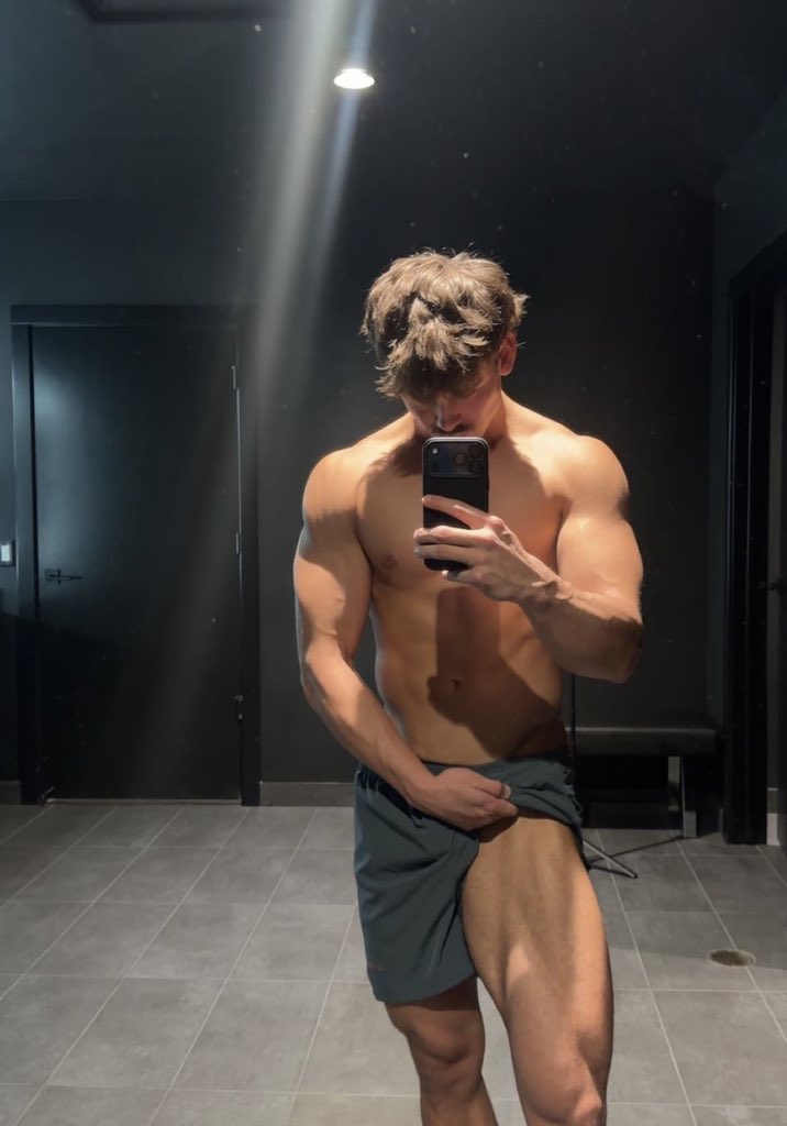 masterjacob65's tweet photo. Tax Friday pay your dues🤑

#findom #finsub #financialdomination https://t.co/ADVEVZtf6v