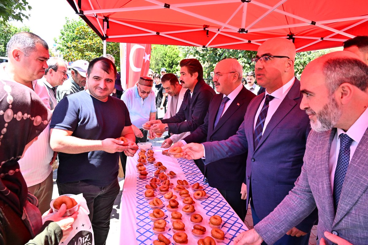 denizliash's tweet photo. "15 Temmuz Demokrasi ve Milli Birlik Günü" etkinlikleri kapsamında aziz şehitlerimiz için Ulu Camide düzenlenen Mevlid-i Şerif programı ardından Ulu Cami bahçesinde lokma hayrı düzenlendi.

15 Temmuz hain darbe girişiminin 10. yıl dönümünde aziz şehitlerimizi rahmetle ve minnetle yad etmek amacıyla, Il Müdürlüğümüzce düzenlenen programda vatandaşlarımıza lokma ikramında bulunuldu.

Programa; Sayın Valimiz Yavuz Selim KÖŞGER, Denizli Milletvekili Cahit ÖZKAN, Pamukkale Kaymakamı Alper Faruk GÜNGÖR, Merkezefendi Kaymakamı Abdullah DEMİR, İl Jandarma Komutanı Tuğgeneral Mevlit DİRİM, İl Emniyet Müdürü Yavuz SADIÇ, Aile ve Sosyal Hizmetler İl Müdürü Ekrem BORAN ve çok sayıda vatandaşımız katılımıyla gerçekleştirildi.
@tcailesosyal 
@ekremboran80