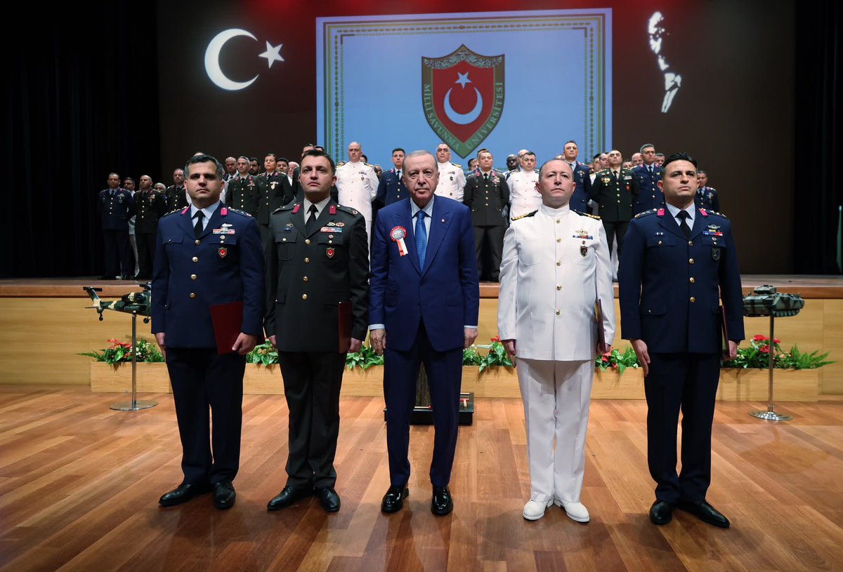 Akpartiarabic's tweet photo. "مع نجاح مسار تركيا خالية من الإرهاب سنبدأ كتابة صفحة جديدة من النجاحات"

يشارك رئيس الجمهورية رجب طيب أردوغان، في حفل تخرج ضباط الأركان بجامعة الدفاع الوطني. https://t.co/J21l7bietZ