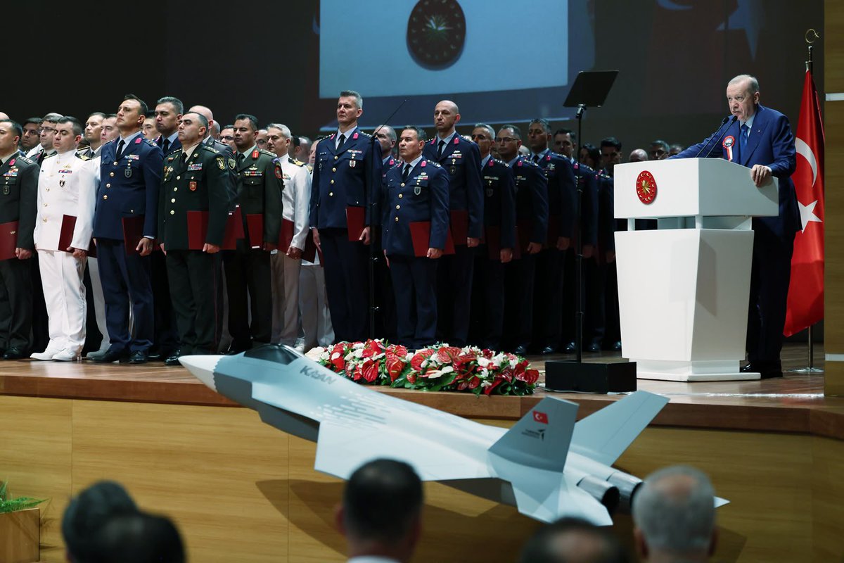 Akpartiarabic's tweet photo. "مع نجاح مسار تركيا خالية من الإرهاب سنبدأ كتابة صفحة جديدة من النجاحات"

يشارك رئيس الجمهورية رجب طيب أردوغان، في حفل تخرج ضباط الأركان بجامعة الدفاع الوطني. https://t.co/J21l7bietZ