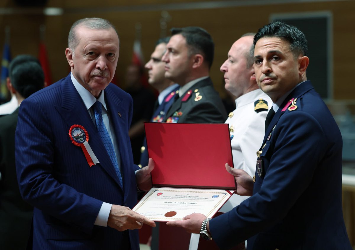Akpartiarabic's tweet photo. "مع نجاح مسار تركيا خالية من الإرهاب سنبدأ كتابة صفحة جديدة من النجاحات"

يشارك رئيس الجمهورية رجب طيب أردوغان، في حفل تخرج ضباط الأركان بجامعة الدفاع الوطني. https://t.co/J21l7bietZ