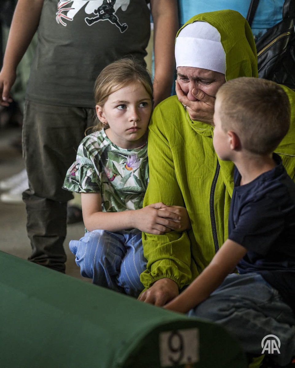 e_secer's tweet photo. Bu yıl Srebrenitsa'da tam 31 yıldan sonra 10 kişinin daha cenazesi kılınacak. 

En genci Senad Jusiç 20 yaşındaydı sadece, bir diğeri Muriz Barakoviç 22 yaşında. 

Gencecik, nefret nedir bilmeden, düşman nedir bilmeden katledildiler. https://t.co/lUb747sECY