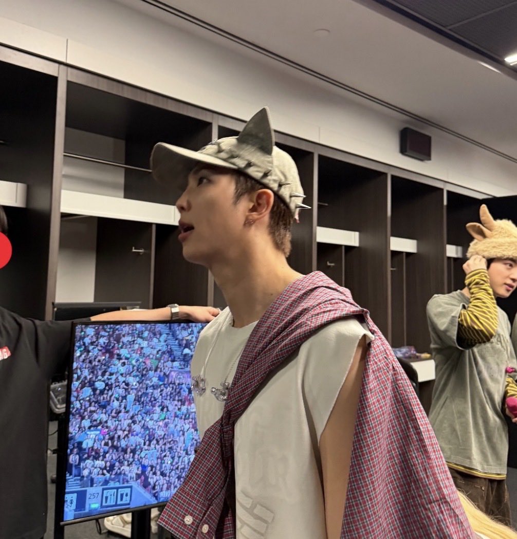kthslune's tweet photo. okay so bts has screens where they can see Armys 😂😂😂😂😂😂😂😂😂 Okay😂😂😂😂😂😂 They watch us. 😂😂😂😂😂😂?????? https://t.co/lRq5eoWZmP