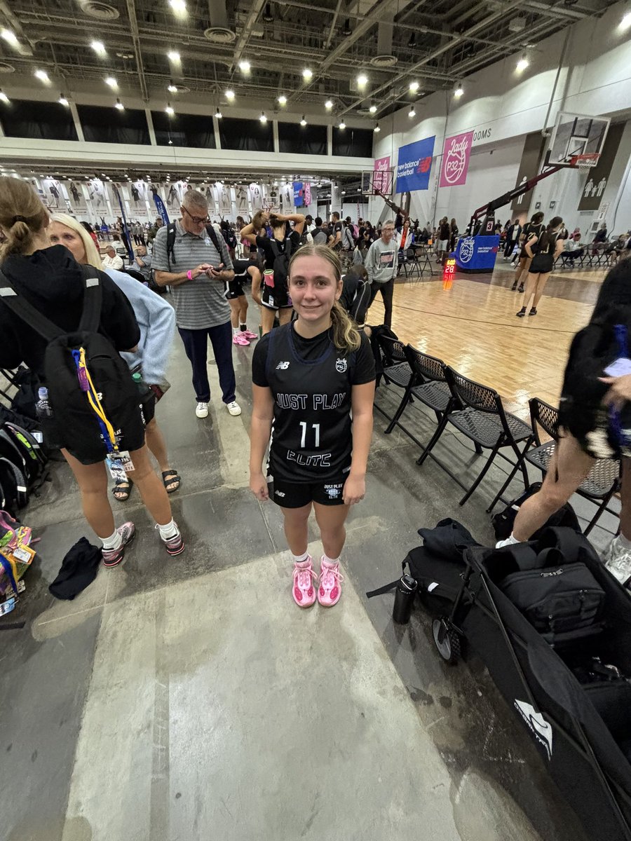 DreamHardFergo's tweet photo. Class of 27 @MackenzieTeuton is a problem! Good pace elite shooting mechanics doesn’t stop attacking the defense. High IQ guard always looking to make the right read. Relentless shooter hit a CLUTCH game winning three in overtime against MS All N .  @lp32_league @ChrisMennig https://t.co/jFvS84OWGQ