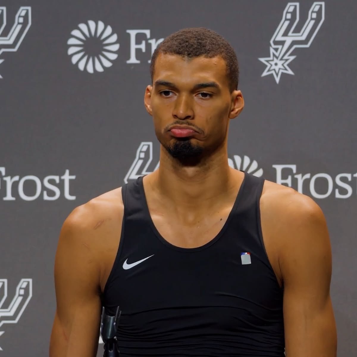 FrenchRapUS's tweet photo. 🚨 INCROYABLE SACRIFICE ! 

Le français Victor Wembanyama devrait accepter un salaire inférieur l’année prochaine pour aider les Spurs 😱

L’objectif ? Laisser plus de marge financière à San Antonio pour renforcer l’effectif autour de lui 🙏🏻 https://t.co/kvboiE2QKK