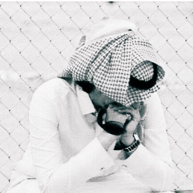 axir1111's tweet photo. #جمر_الوداع 

#لا_تقرأيـني_فقـط_أحلـم 
( حـين نحلـمُ ولا نفيـق … ! )
وعلى حـافـةِ الحنـينِ أضرمنـا الإشتيـاق
ووقفنـا بـ المنتصـف بين قـلبي وعينيـكـِ 
كـانت محطّـةُ عـتبٍ مـابين لقـاءٍ وعنـاق

كُـنتِ فصـل الربيـع وكُـنتُ أنـا الخـريف
فجـأةً وعـلى وقـع الصدمـة …!
صحـونـا وأفقنـا من حـلمٍ عميـق 
ولـم تكـن الغفـوةُ تلـكـ نهـاية الحـلـم

حـين مـررتُ بـ مدينتـكـِ الحزينـةِ ذات يـوم 
حـين كـانت أسـواركـ عاليـةً شاحبـة
وكـانت عينـاكـ قاتمـةُ الوجـعِ ناعسـة
وزوايـا مملكتـكـ نـايٌ غـريق 
ومحـرابُـكـ يتضـورُّ جوعـاً للفـرح

كـنتُ واقفـاً هنـاكـ …!
 أنتظـر … ! مـا سـرّ تلـكـ الأغنيـة
يـأكلُ الألـمُ قـلبي قطعـةً قطعـة 
وأنـا أربـتُ على كتـفِ الوجـع بـ قسـوة

أخـذتُ بيـداكـ وكـأن أحـداقي متلهفّـة 
تُقـرأُكـ سـلام البـدايات المشتاقـة
شـددتُ عليها لـ تستشعـري 
بـ وجـودي قريبـاً منـكـ

لا تخـافي ولـ تعلـمي بـ أنّـكـ :
لـستِ وحيـدةً هنـا على عـرشـكـ
كُـنتِ تبتسمـين ودمُـع عينيـكـ 
يرسـمُ خـطوط البـدايـةِ ابتسامـة

وكُـنتُ أرقـبُ المكـان فرحـاً 
لـ تغـردّ البلابـل بـ مقدمـكـ
وهُنـاكـ لحـنُ عـودٍ يـدندنُ 
بـ هـوى العُشّٰـاق عزفـاً 
وأرواحٌ بـ داخلنـا تستطـربُ ولهـاً 
ونُـراقصُ كفـوفَ الهُيـام

للأسـف كـان مجـردّ حـلم  …! 
ولكنـه أيقـظ فتنـة الشعـور 
وهيّـج نغمـاتِ المشاعـر الخرسـاء 
وفـاض الإحسـاسُ بـ نعمـةِ العـبرات

كـان ذلكـ الثـلثُ الأخـير بين أحـداقـكـ 
وكُـنتِ ملكـةَ الجمـوع على عـرشٍ لا يُضـاهى  …

… آواه

#ظمـآي_أنتِ