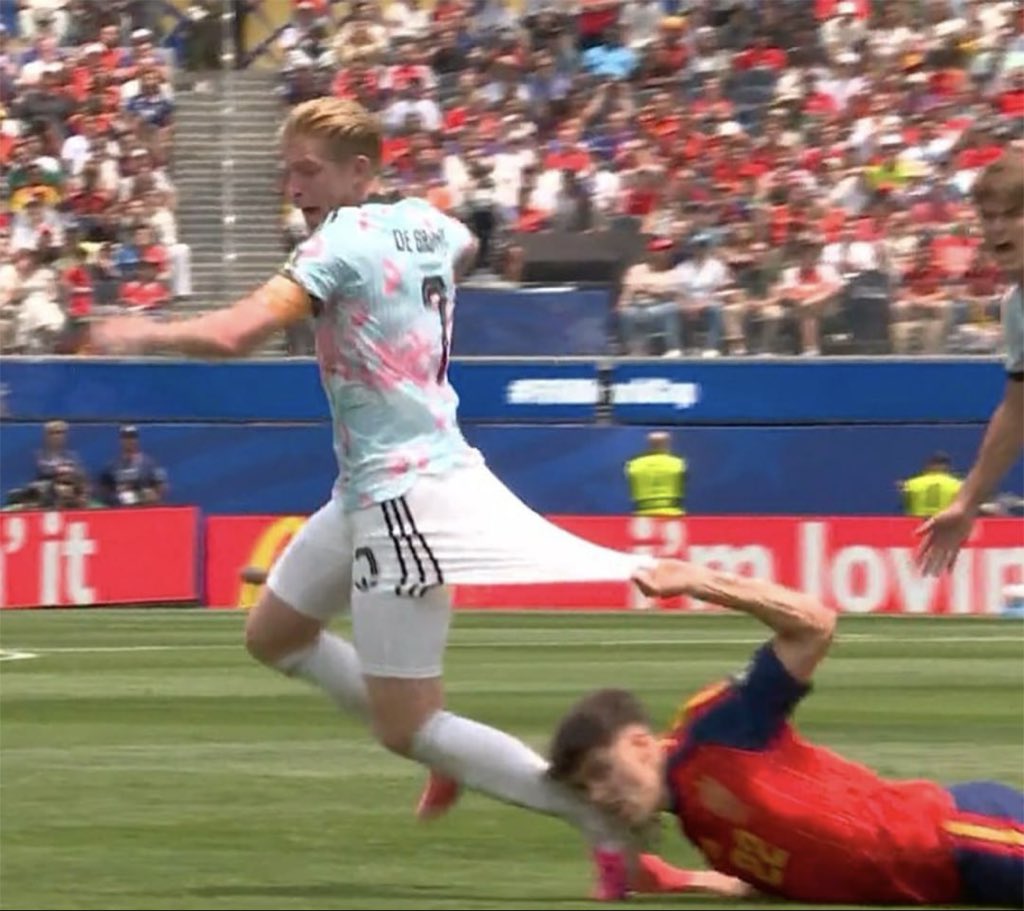 ExtraTime1234's tweet photo. 🤨 PAU CUBARSÍ TRIED TO TAKE KEVIN DE BRUYNE'S SHORTS OFF https://t.co/u4bEbDsiCf