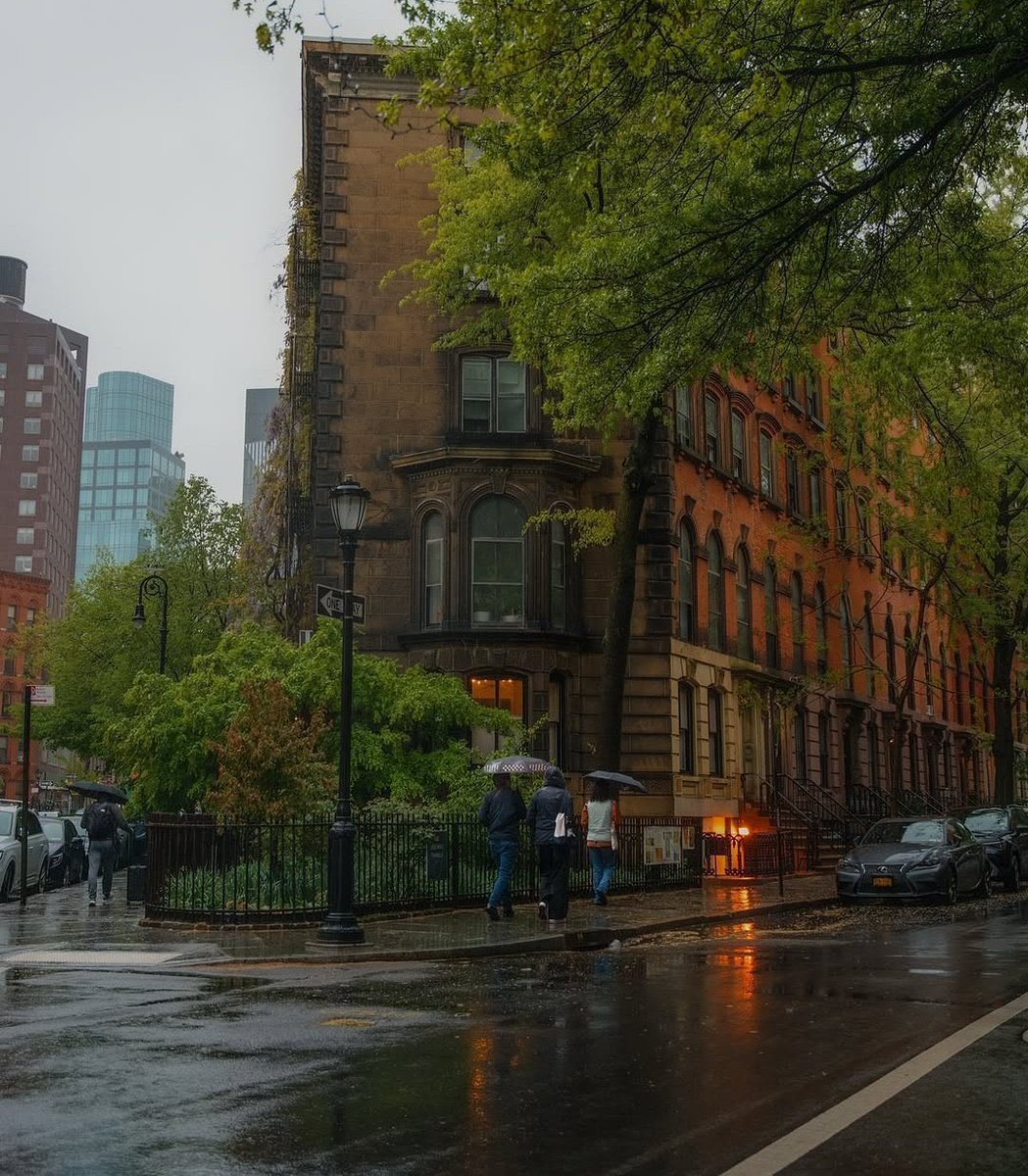 lunecrumbss's tweet photo. rainy day in New York https://t.co/wYQ3Cdalnn