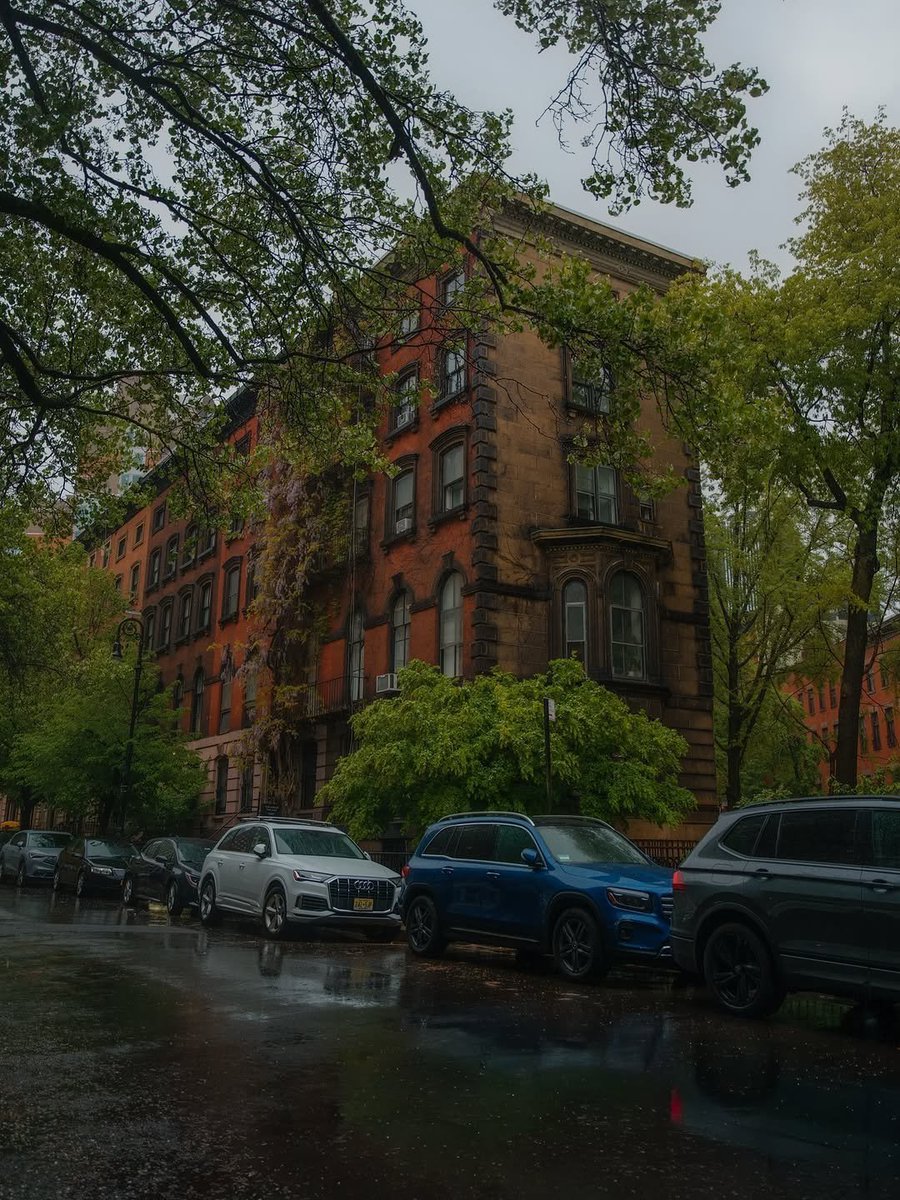 lunecrumbss's tweet photo. rainy day in New York https://t.co/wYQ3Cdalnn