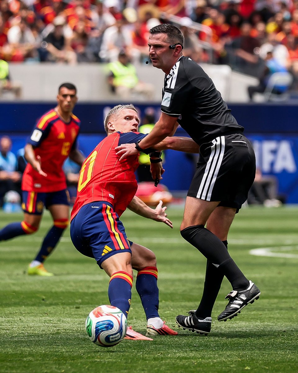 brfootball's tweet photo. Michael Oliver with the body block on Dani Olmo 🙃 https://t.co/o88RvHstPy