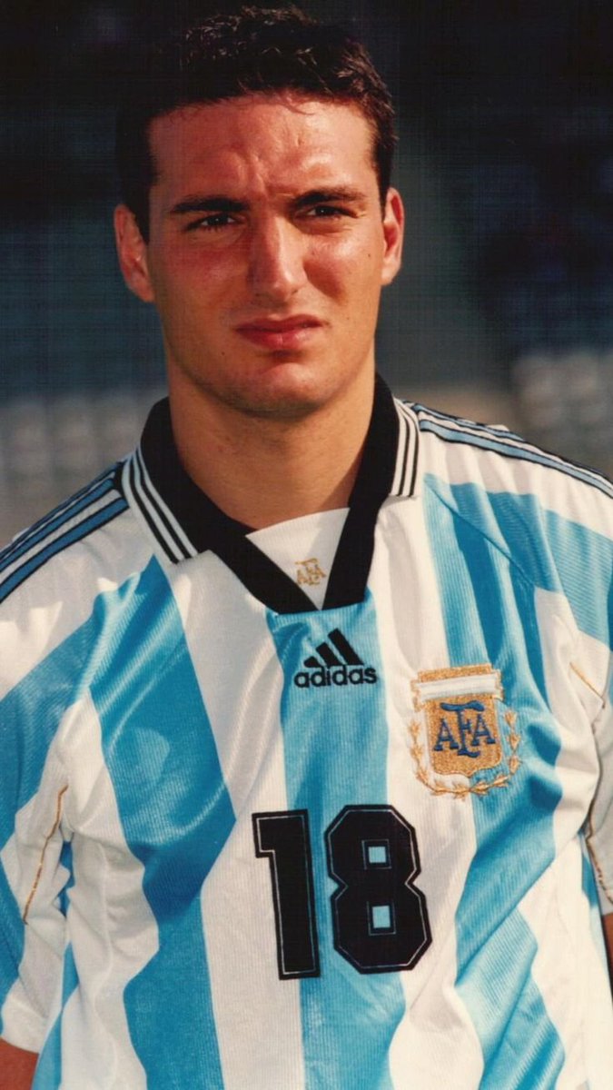 cata_oviedo77's tweet photo. Basta de ver publicaciones que incitan el odio a argentina, mejor mira fotos de scaloni joven 🙏🙏🙏🙏 https://t.co/88leV4FSm2