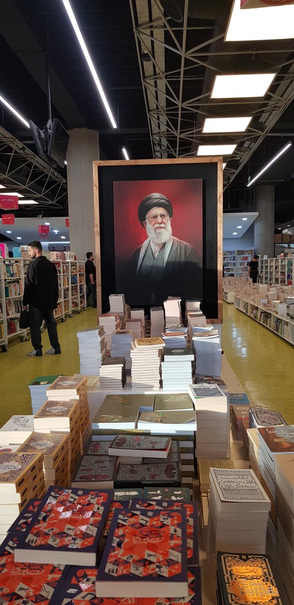 liea_ebony's tweet photo. باغ کتاب تهران یه بخش برای آثار رهبر درست کرده
کار خوبیه؛ این‌طوری پیدا کردن کتاب‌هاشون خیلی راحت‌تره👌 https://t.co/nWyB2Y799n
